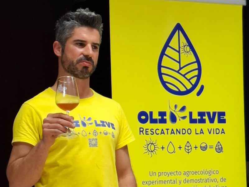 Héctor Eraso presentando "Olio Live"