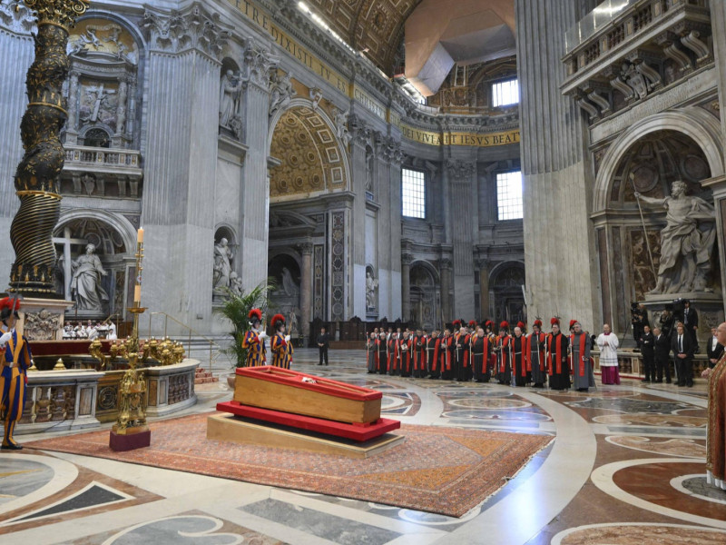 El féretro del Papa Francisco, en la Basílica de San Pedro
