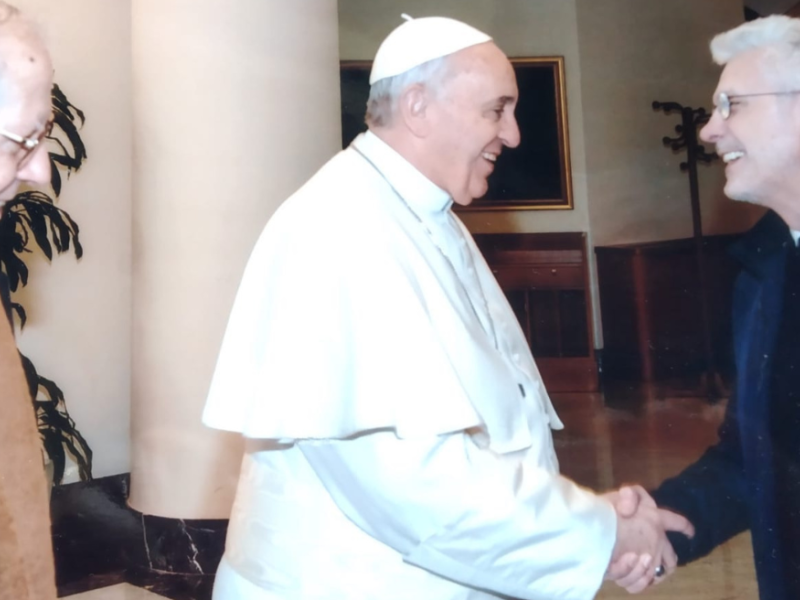 El Papa Francisco saluda al jesuita Cipriano Díaz Marcos