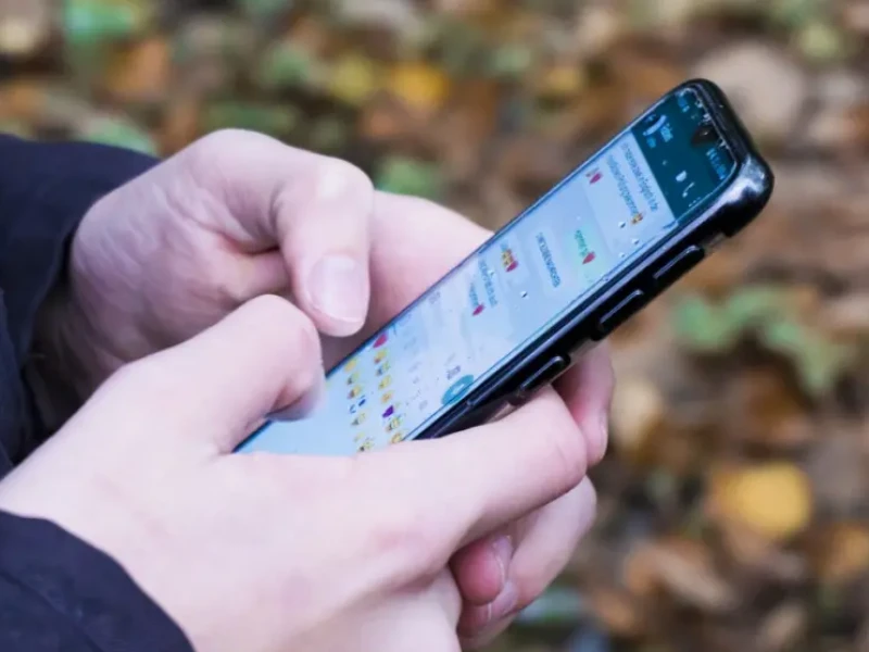 Una persona usando su smartphone