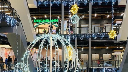 Centro Comercial Los Fresnos, en Gijón, durante una Navidad