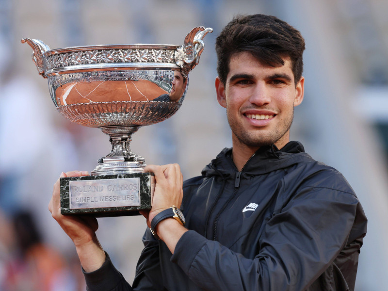 Carlos Alcaraz posa con la Copa de los Mosqueteros como ganador de Roland Garros.