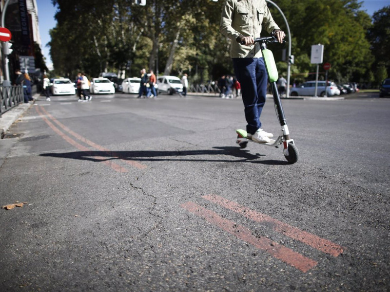 Imagen de archivo de un patinete eléctrico en circulación