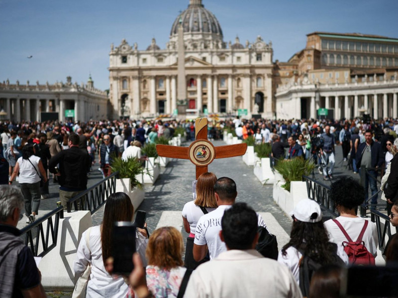 Miles de fieles se congregan en la Plaza de San Pedro, Roma, para dar su último adiós al Papa Francisco
