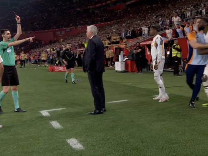 Rüdiger, expulsado y sujetado por sus compañeros durante la final de la Copa del Rey