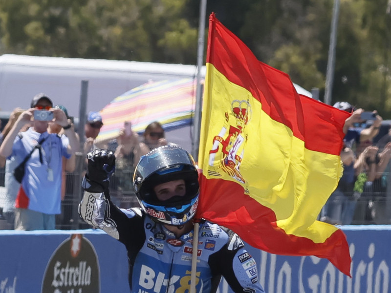 Álex Márquez celebra con la bandera española la victoria en Jerez y su liderato en MotoGP.
