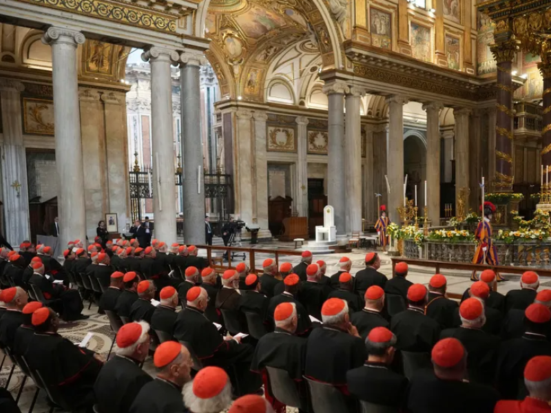 Un grupo de cardenales reza ante la tumba del papa Francisco