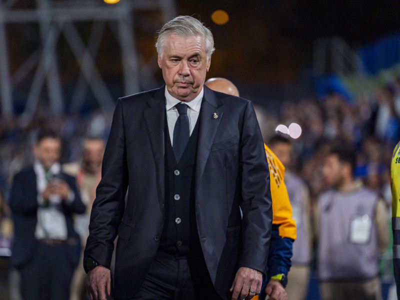 Carlo Ancelotti se dirige hacia el banquillo del Real Madrid antes de un partido