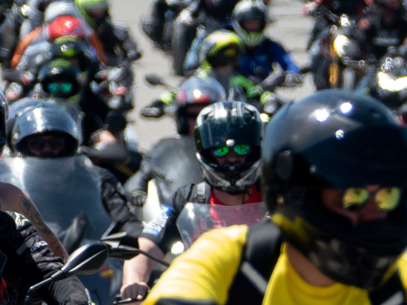 Aficionados abandonan en sus motos el circuito Angel Nieto tras la disputa del Gran Premio de España MotoGP 2025 , en Jerez de la Frontera este domingo