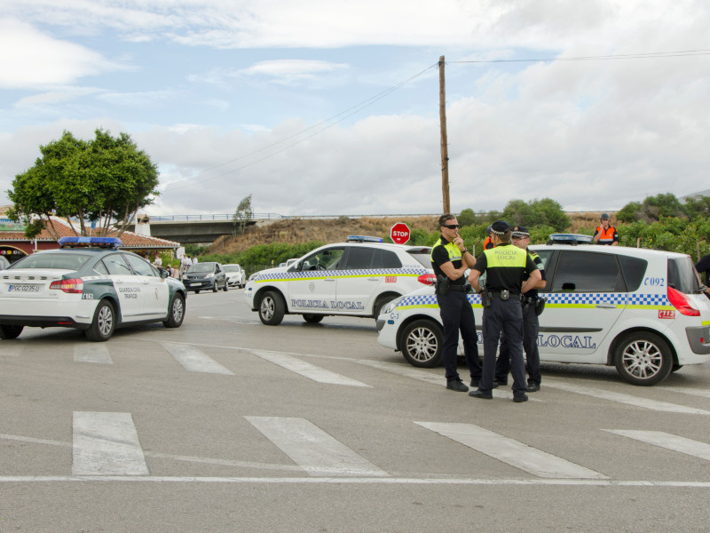 Guardias civiles y policías locales bloquean el tráfico en una carretera en el sur de España