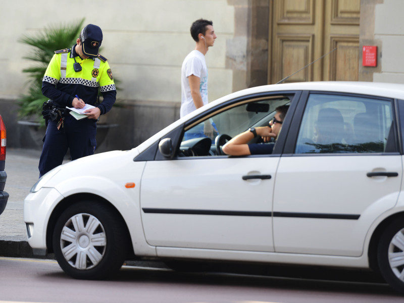 Un agente de policía emite una multa de aparcamiento