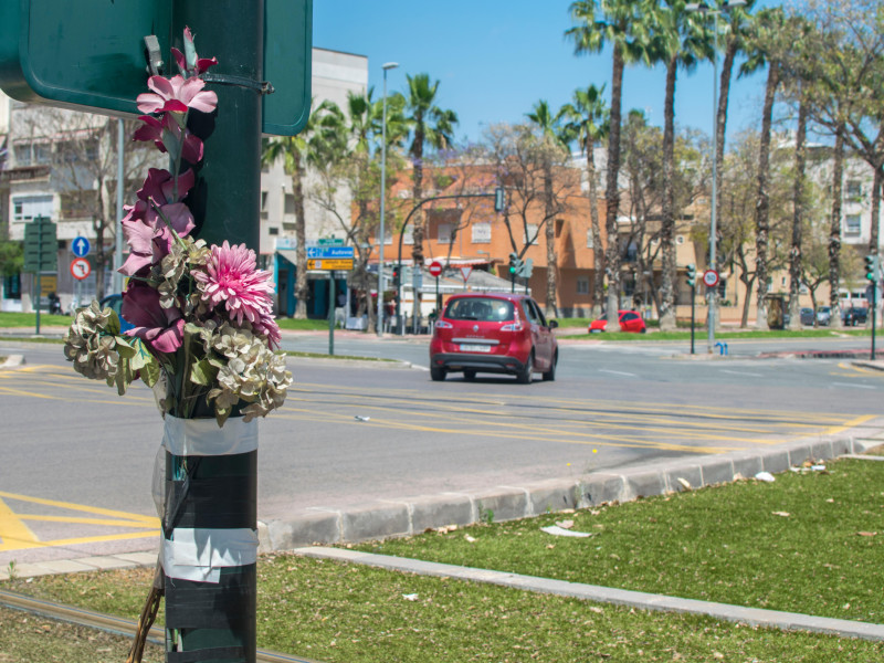 Corona conmemorativa para un fallecido en un accidente de tráfico. Flores en la carretera en memoria de un fallecido en la carretera de Murcia.
