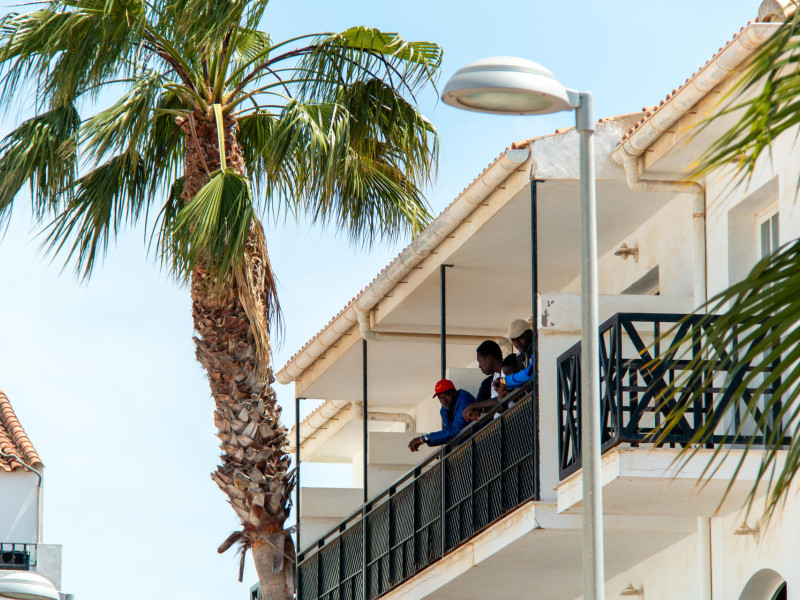Reubican a los migrantes pendientes de asilo que trasladaron a hotel de Carchuna (Granada)