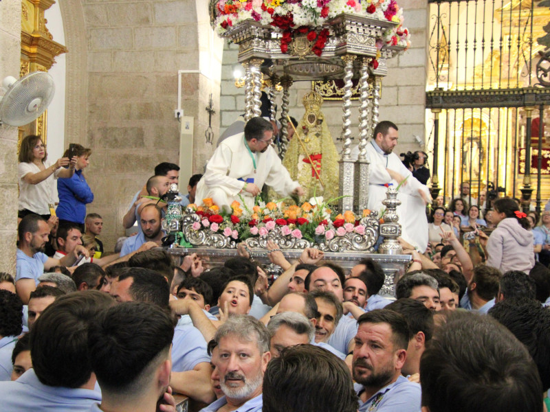 Salida de la Virgen de la Cabeza desde su Santuario
