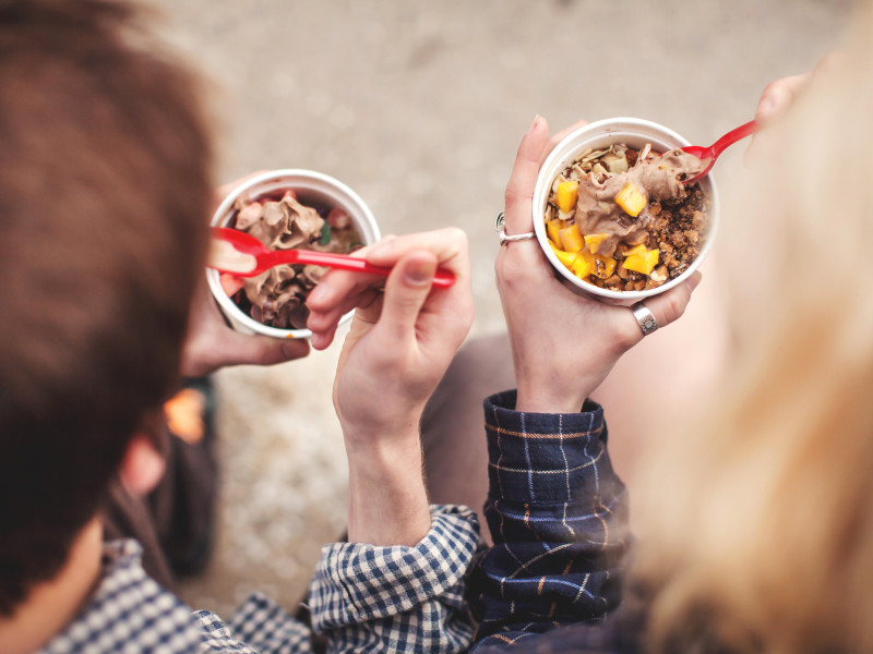Pareja comiendo yogurt helado