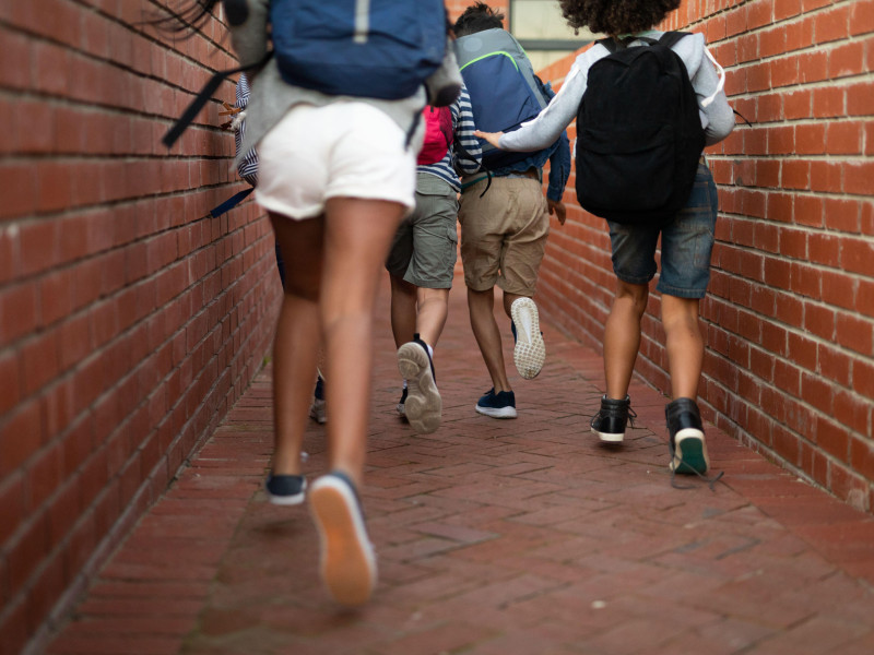 Niños corriendo en el colegio