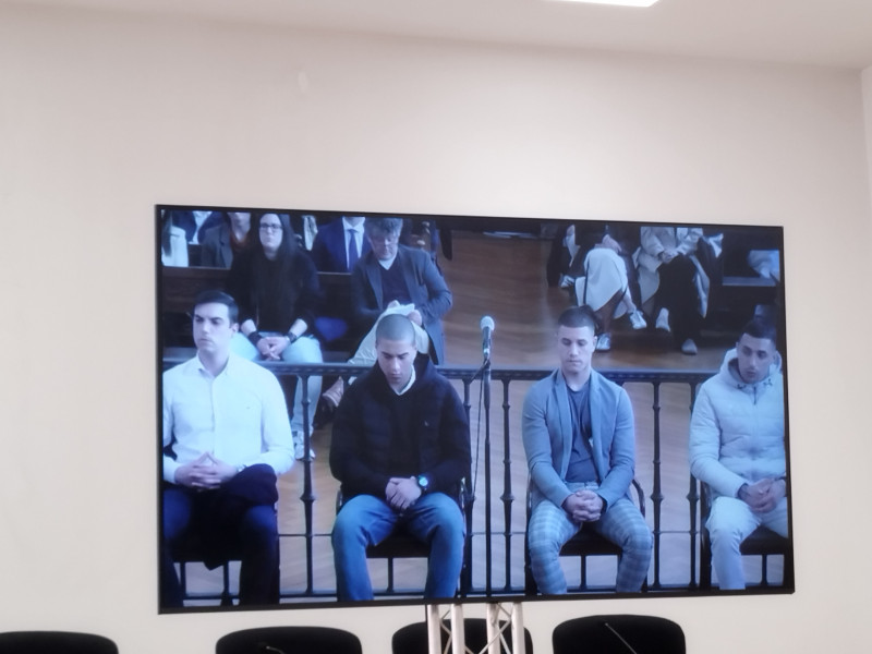 Los cuatro condenados por el crimen de Samuel Luiz, en la sala del TSXG