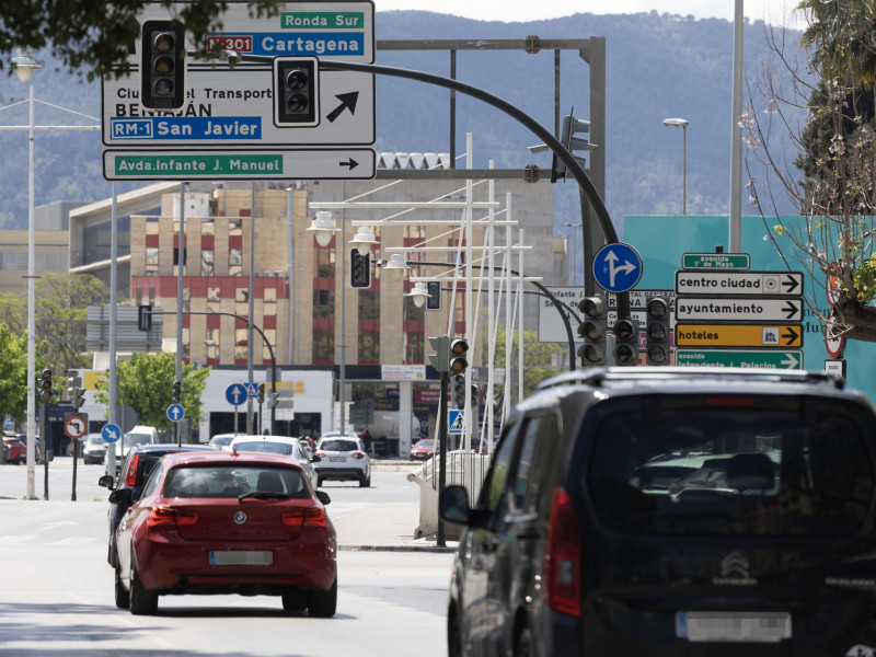 Semáforos apagados en toda la ciudad en la Avenida Primero de Mayo de Murcia durante un apagón