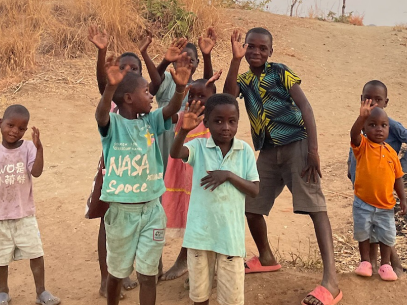 Grupo de niños de Malawi que acuden a Tiyamike Camp