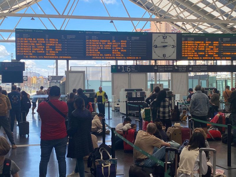 Viajeros, atentos a las pantallas de la terminal de tren de Alicante.