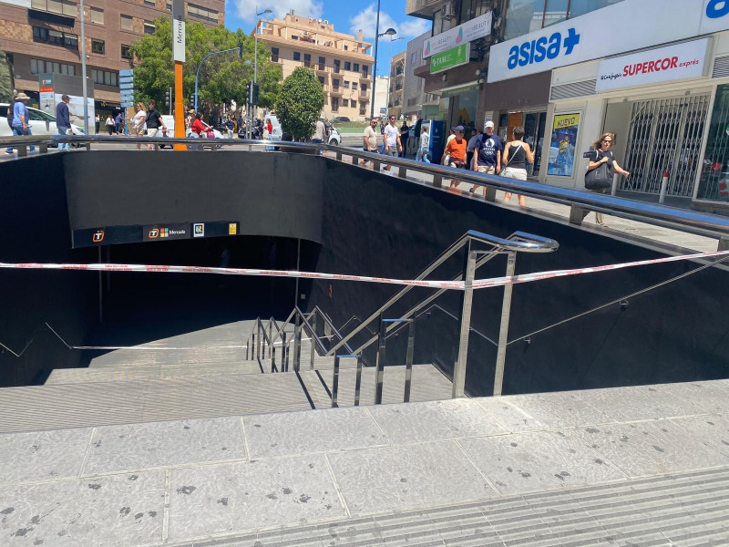 Imagen de la estación del TRAM del Mercado cerrada tras el apagón eléctrico.