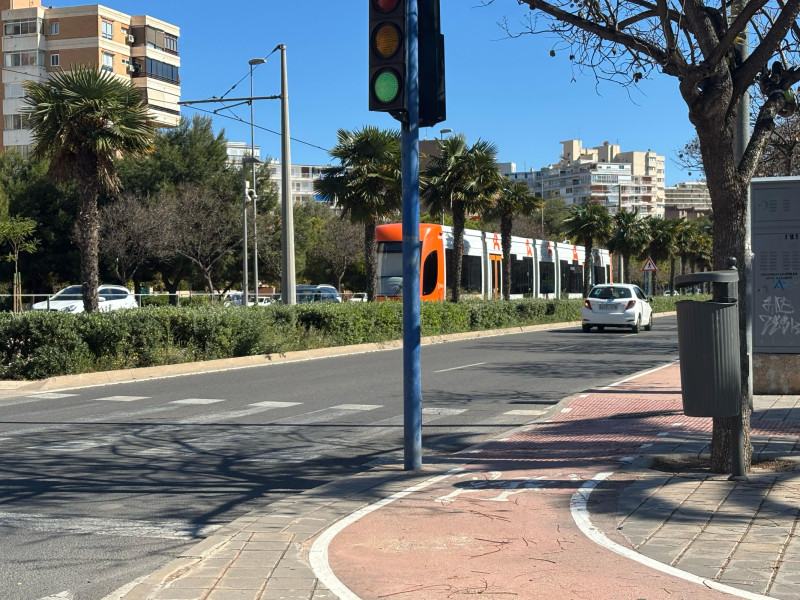 Un convoy del TRAM ha quedado parado en la avenida de Las Naciones.