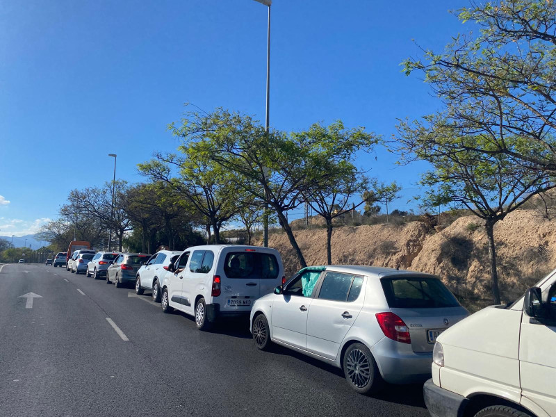 Una caravana de coches para conseguir una bombona de butano en Mutxamel.