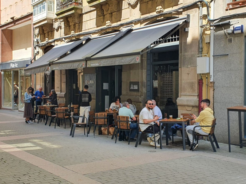 Terraza en Ribadeo con los cliente tomando el aperitivo