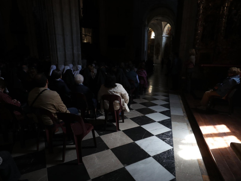 La Catedral de Oviedo, sin luz durante el funeral por el Papa Francisco, tras el apagón sufrido por toda España este 28 de abril