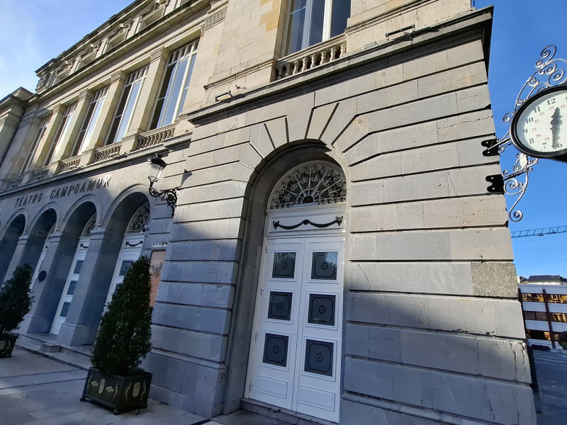 Reloj del Teatro Campoamor de Oviedo, parado en la hora exacta en la que se ha ido la luz este 28 de abril