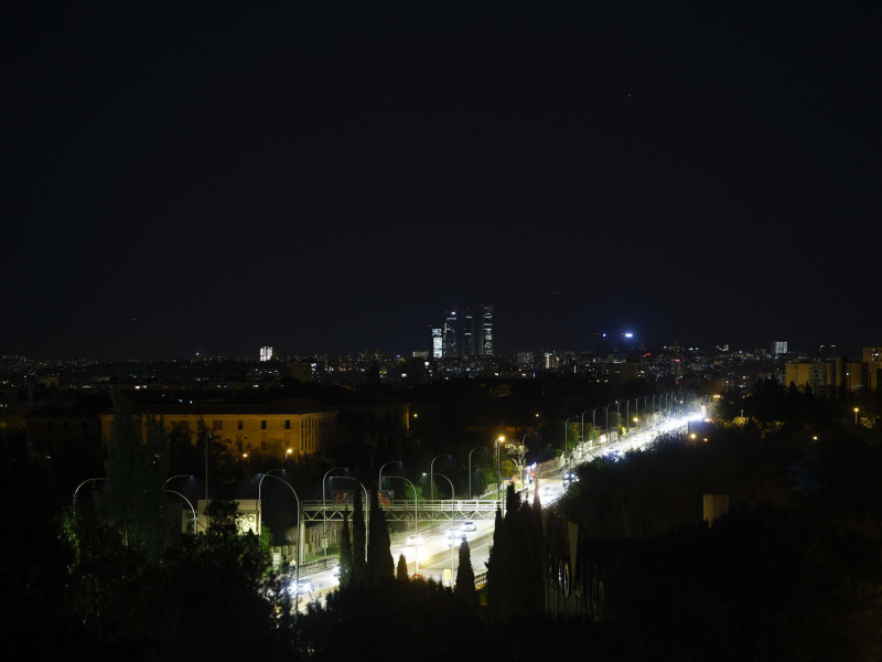 Algunas calles de Madrid vuelven a iluminarse tras el apagón masivo del sistema eléctrico ocurrido este lunes en la Península Ibérica