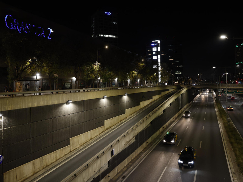 Imagen de la autovía C31 a su entrada por Barcelona a primeras horas de la madrugada del Martes tras el apagón eléctrico sucedido en la Península Ibérica