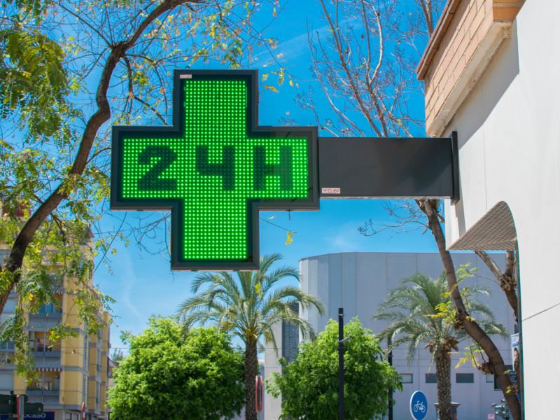 Letrero verde de farmacia médica 24 horas durante el día. Farmacia abierta 24 horas en Murcia.