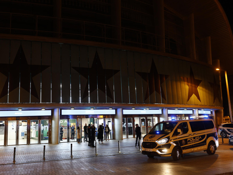 Exteriores del Movistar Arena donde un centenar de pasajeros pasaran la noche hasta que se reanude la circulación de trenes tras el apagón eléctrico que se ha producido hoy lunes en la Península Ibérica