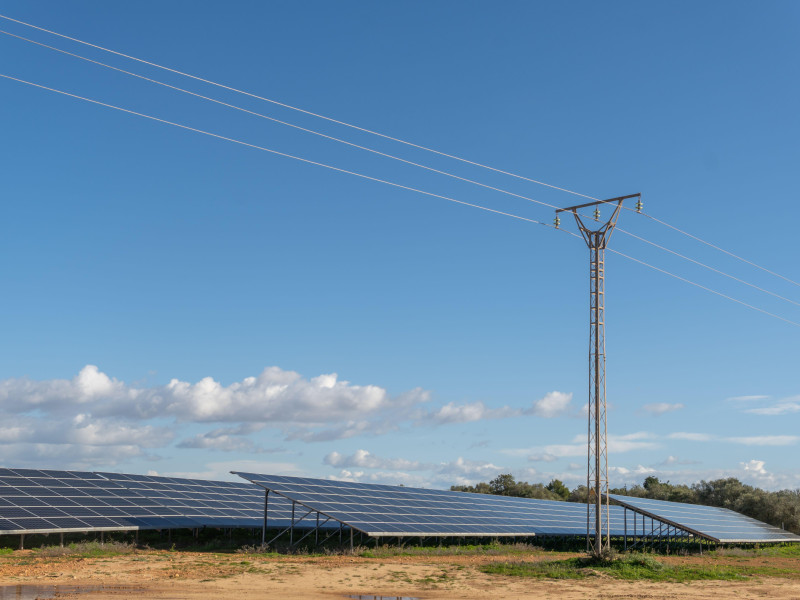 Parque de energía solar fotovoltaica en un día soleado, en el interior de la isla de Mallorca
