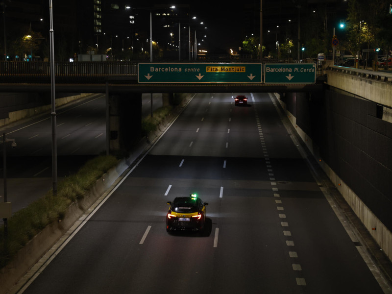 Imagen de la autovía C31 a su entrada por Barcelona a primeras horas de la madrugada del Martes tras el apagón eléctrico sucedido en la Península Ibérica
