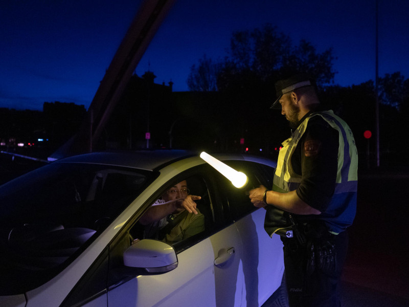 Un Policía Municipal de Madrid atiende a un conductor durante el apagón masivo del sistema eléctrico ocurrido este lunes en la Península Ibérica