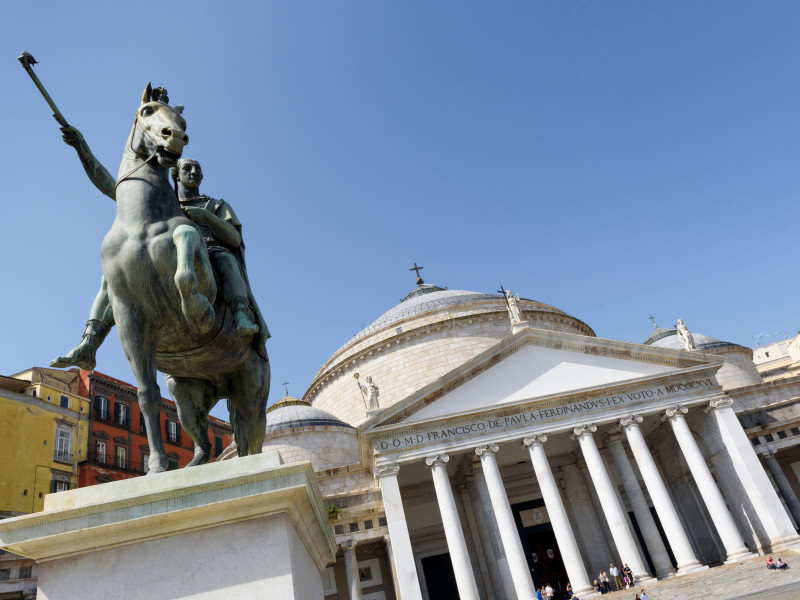 Estatuas ecuestres de Carlos III y su hijo Fernando I en la plaza del plebiscito de Nápoles