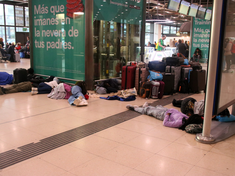 Personas pasando la noche en Sants estación