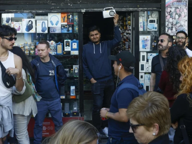 Gente escuchando la radio tras el gran apagón