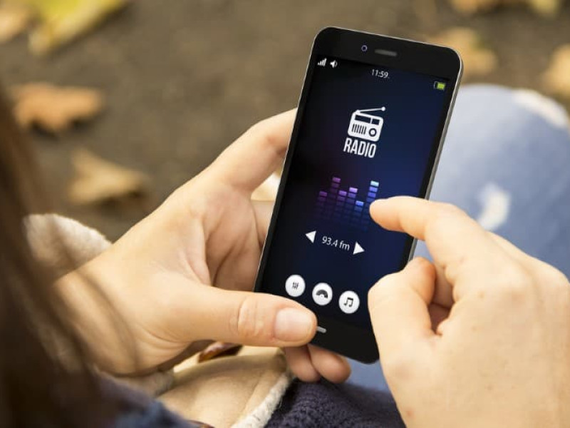 En pleno 2025, los móviles tienen de todo, menos radio