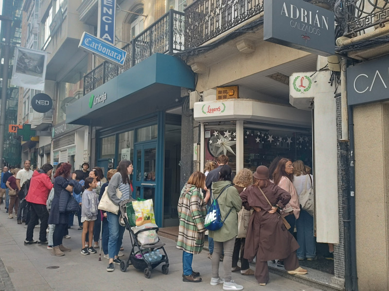 Cola en un establecimiento de aparatos electrónicos
