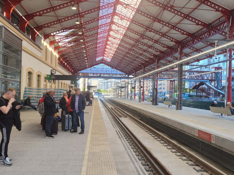 viajeros esperando al tren en la estación de Renfe en San Sebastián