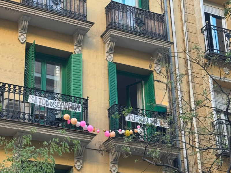 Mensajes en las fachadas del apagón en Madrid