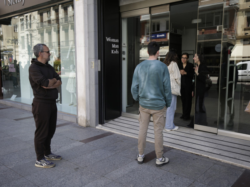 La dependienta de un comercio de León informa a cliente del cierre por el apagón.EUROPA PRESS/FERNANDO OTERO29/4/2025