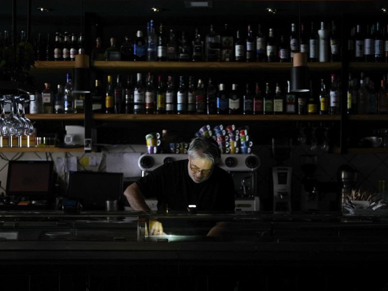 El dispositivo que deberías comprar para evitar quedarte sin luz en tu negocio si vuelve a haber un gran apagón como el de este lunes