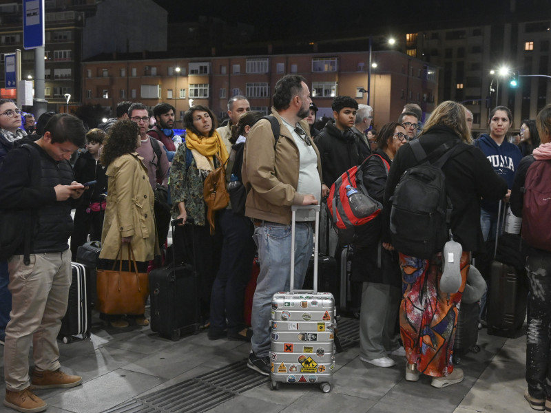 Viajeros atrapados en el túnel de Pajares llegan a la estación de tren de León