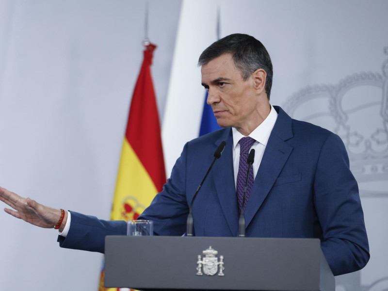 El presidente del Gobierno, Pedro Sánchez, hace una declaración ante los medios este martes en el Palacio de la Moncloa