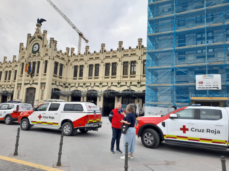 Cruz Roja ha asistido a la gente durante toda la noche en las estaciones de tren valencianas tras el apagón eléctrico