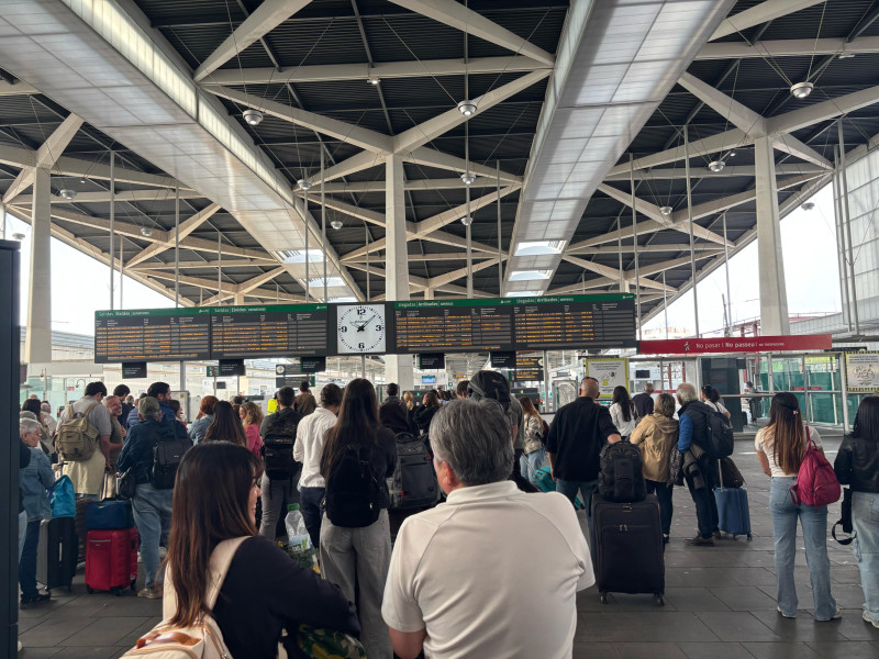 La estación de tren Joaquín Sorolla de Valencia el día después del apagón eléctrico